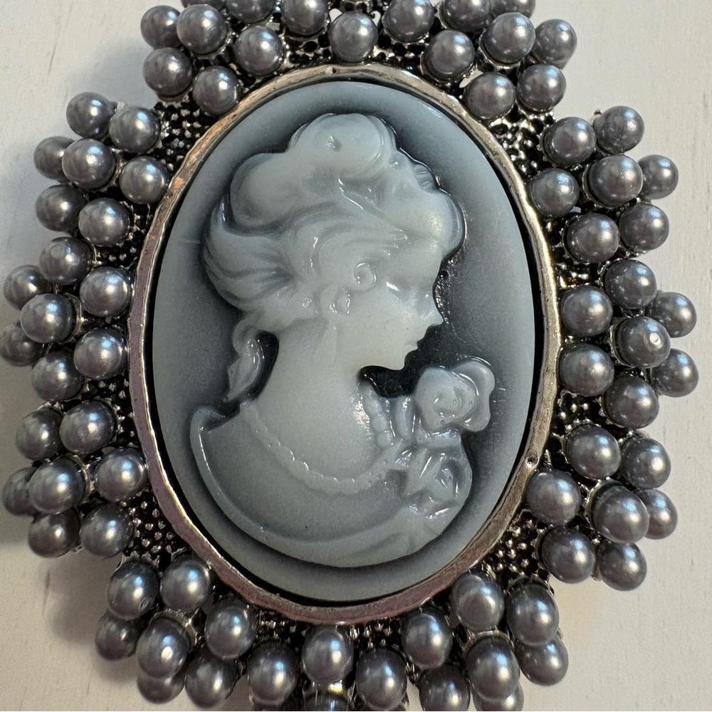 Vintage-Inspired Victorian Grey Faux Pearl Cameo Brooch - Picture 2 of 6